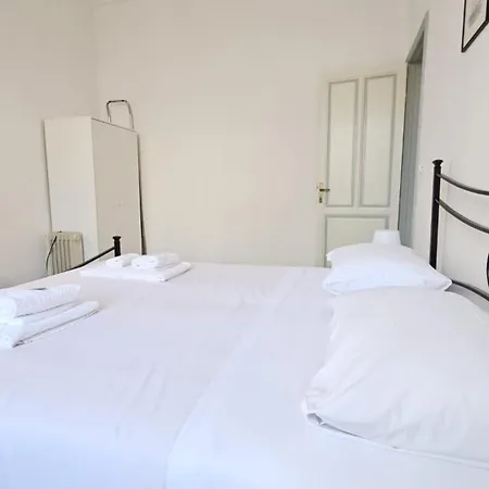 Apartment Trieste 8 *